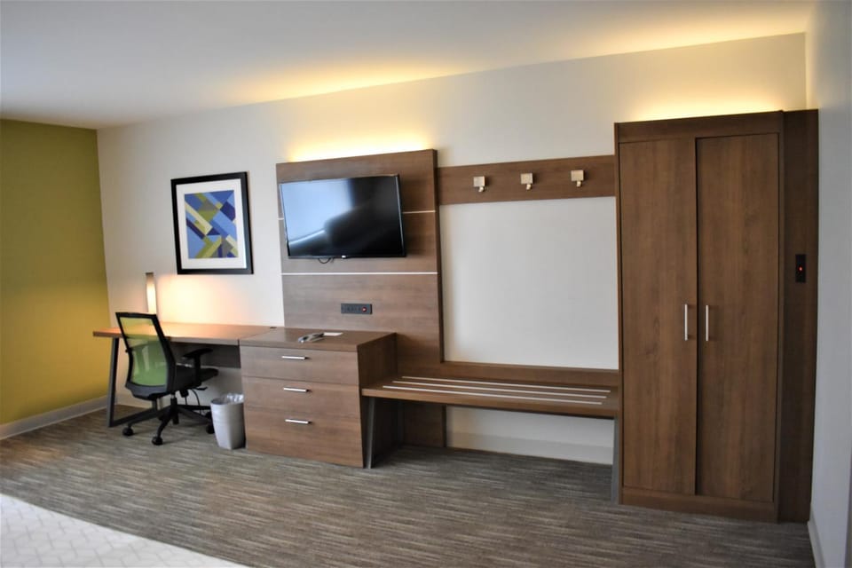 TV and multimedia, Bedroom, hair dresser, wardrobe