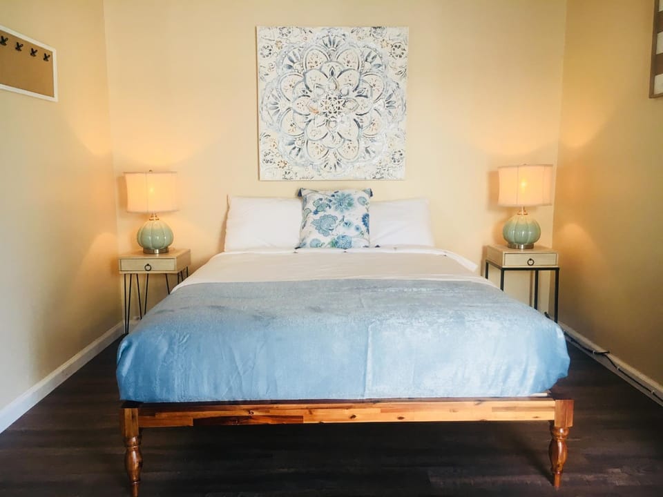 Bed, Photo of the whole room, Decorative detail, Bedroom
