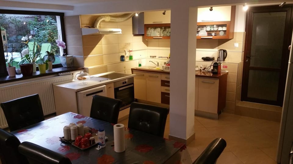 BBQ facilities, Coffee/tea facilities, Kitchen or kitchenette, Dining area, Communal kitchen, oven, toaster