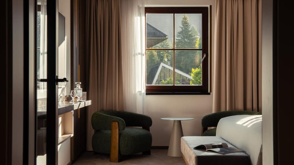 Bed, View (from property/room), Seating area, Bedroom, Mountain view