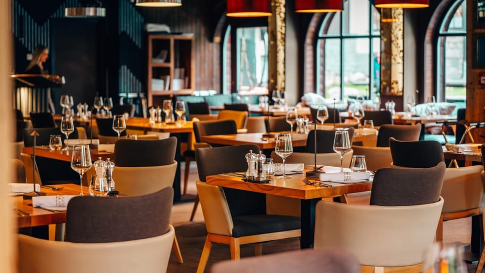 Restaurant/places to eat, Food and drinks, Seating area, Drinks