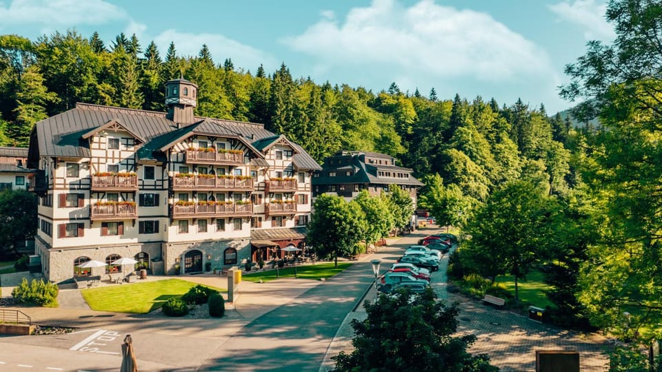 Property building, Spring, Day, Neighbourhood, Natural landscape, Mountain view, Street view, Location, Parking