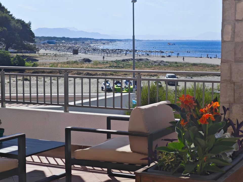 Property building, Balcony/Terrace, Sea view