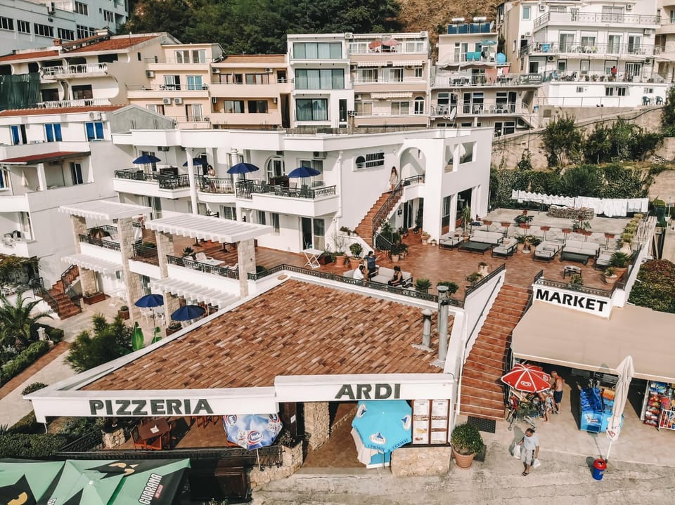 Restaurant/places to eat, Facade/entrance, People, Neighbourhood, Bird's eye view, Coffee/tea facilities, Balcony/Terrace, Seating area, Area and facilities, Area and facilities, Supermarket/grocery shop, Shopping Area