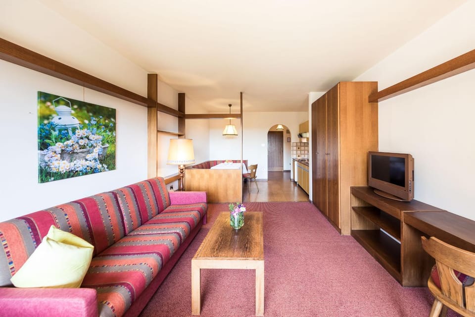TV and multimedia, Coffee/tea facilities, Kitchen or kitchenette, Living room, Dining area