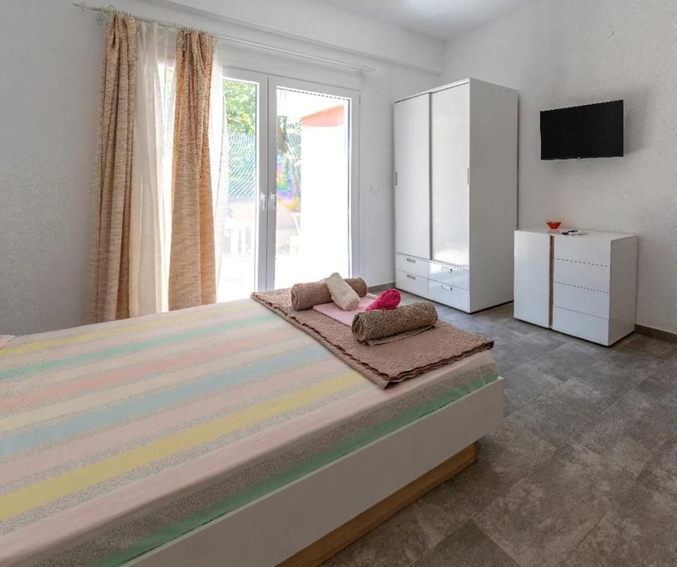 Bed, TV and multimedia, Photo of the whole room, Bedroom, towels, wardrobe