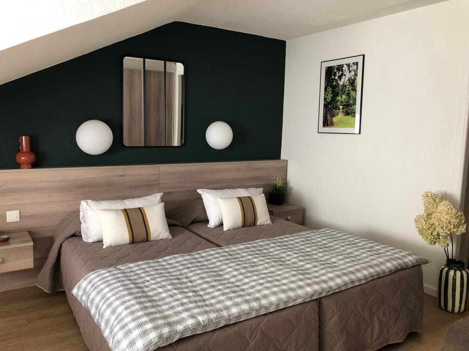 Bed, Photo of the whole room, Decorative detail, Bedroom