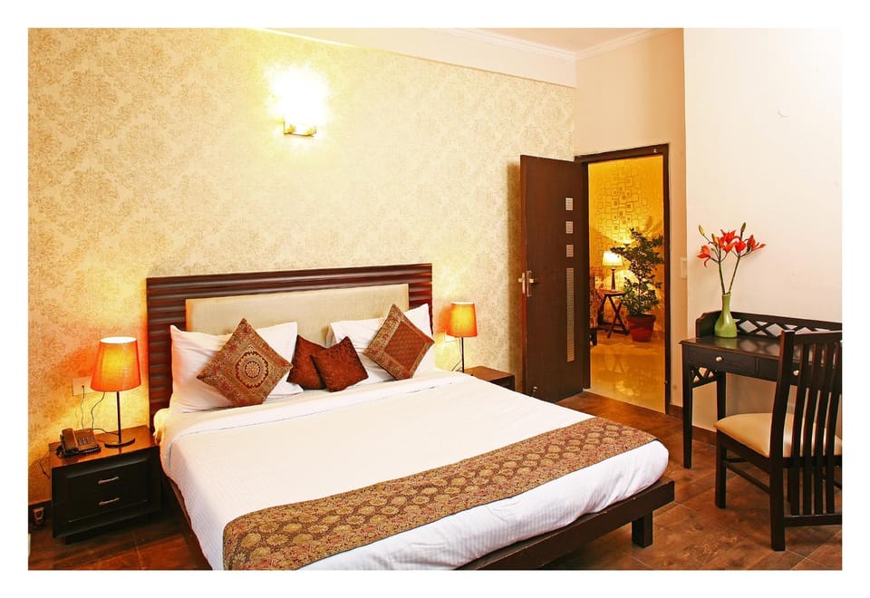 Evergreen 2BHK Service Apartment Vasant Kunj Fortis ILBS Apartment in New Delhi