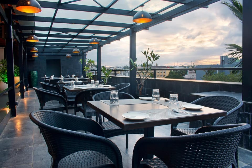 Restaurant/places to eat, Balcony/Terrace