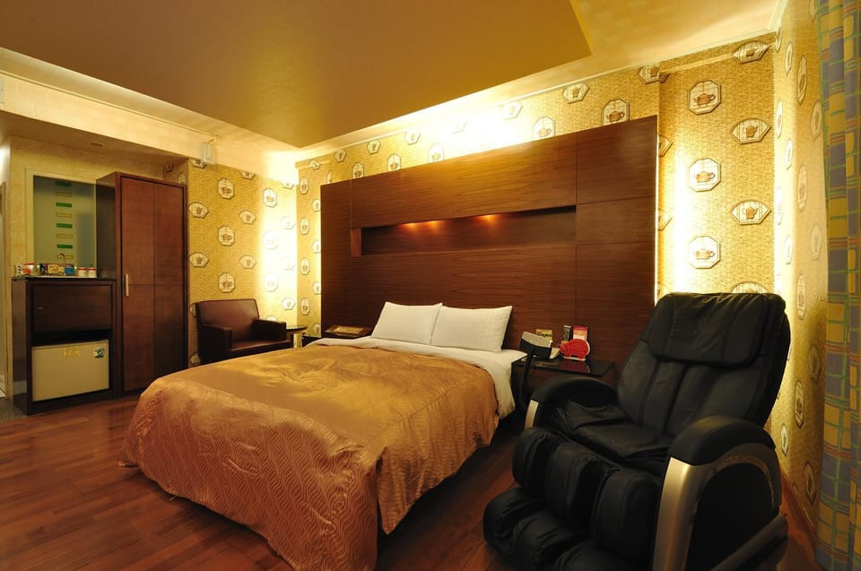 Bed, Massage, Photo of the whole room, Bedroom