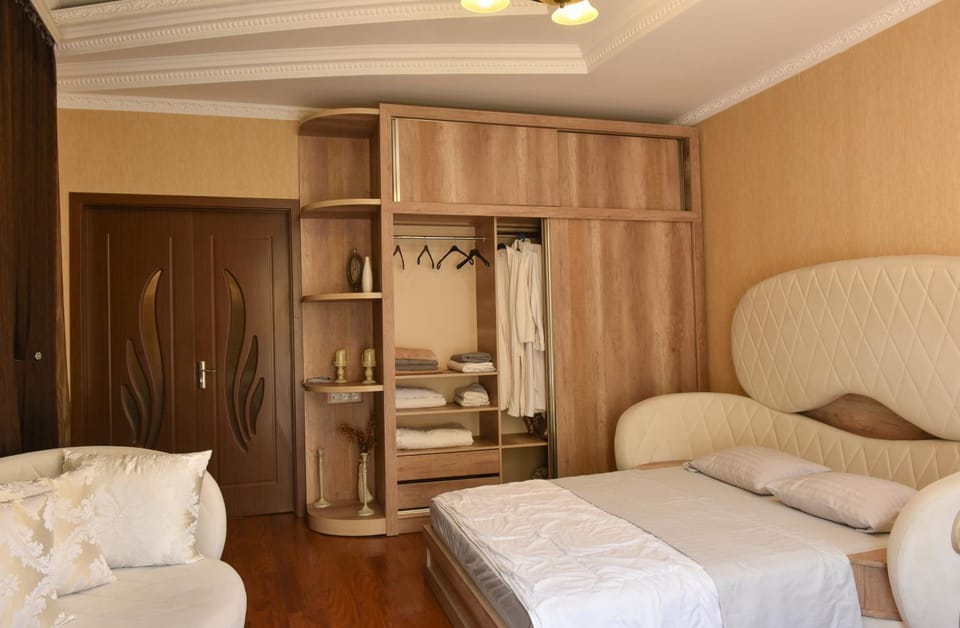 Bed, Photo of the whole room, wardrobe
