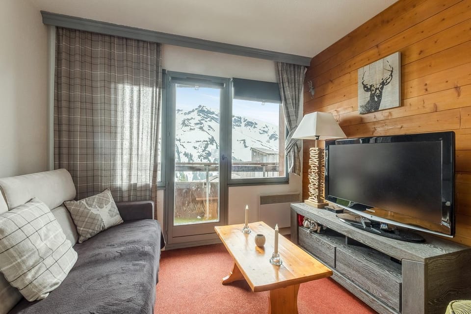 Bed, TV and multimedia, Living room