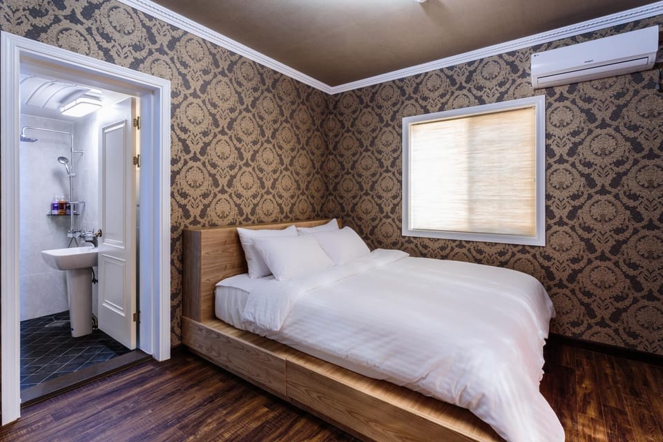 Shower, Toilet, Bathroom, Seating area, Bedroom