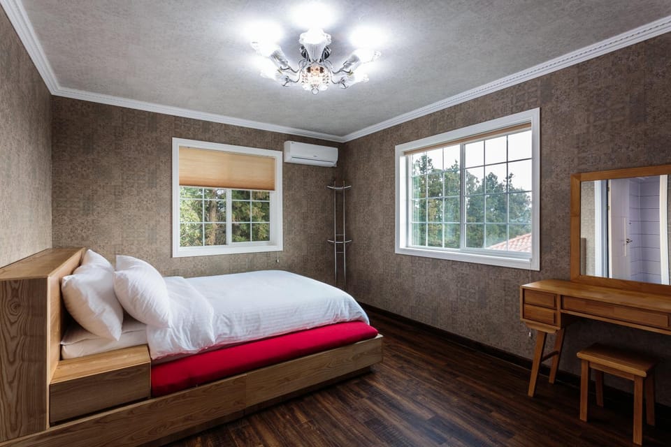 Seating area, Bedroom