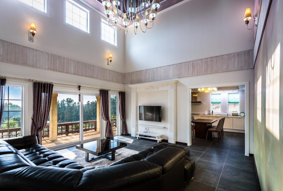 TV and multimedia, Balcony/Terrace, Living room, Seating area, Dining area