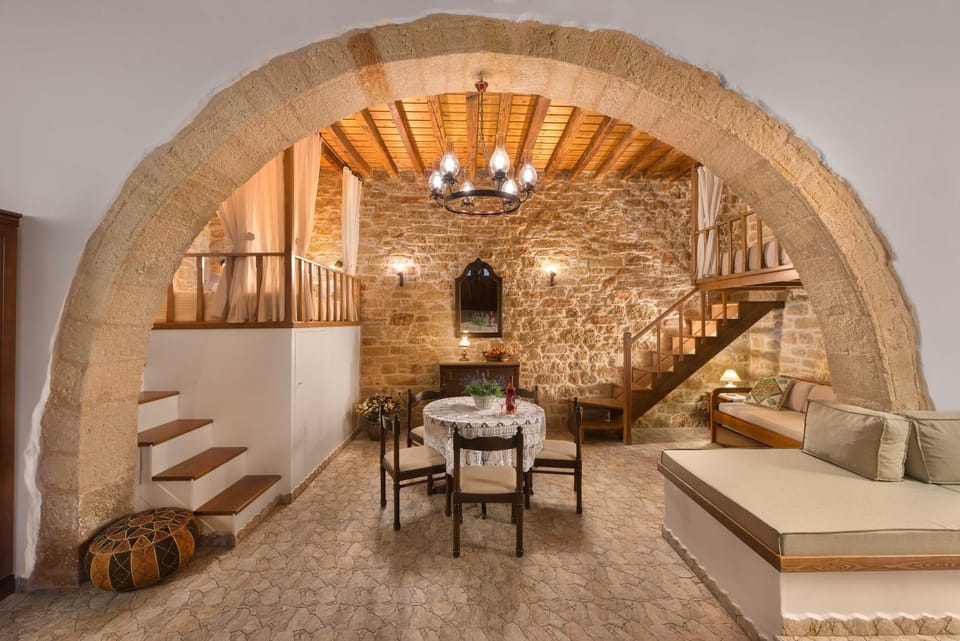 Living room, Photo of the whole room, Decorative detail, Seating area, Dining area