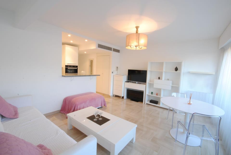TV and multimedia, Kitchen or kitchenette, Living room, Dining area