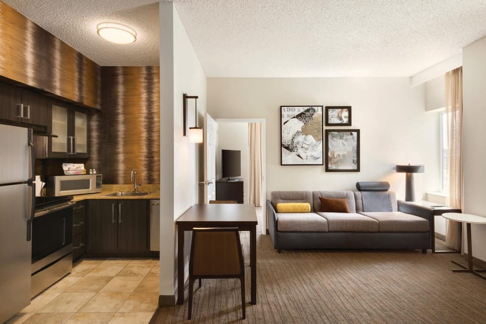 Kitchen or kitchenette, Seating area, Bedroom
