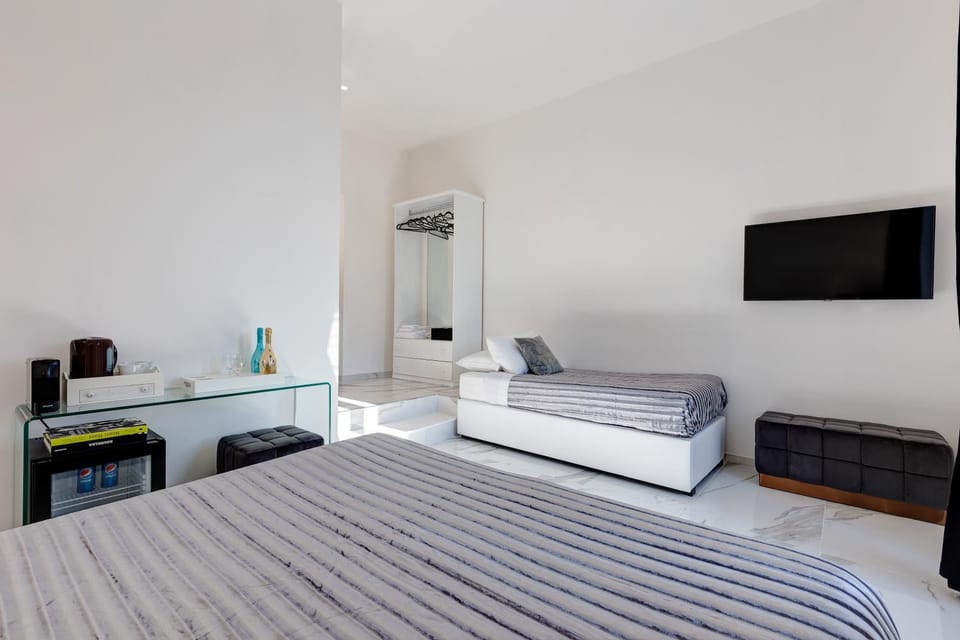 Bed, TV and multimedia, Photo of the whole room, Bedroom