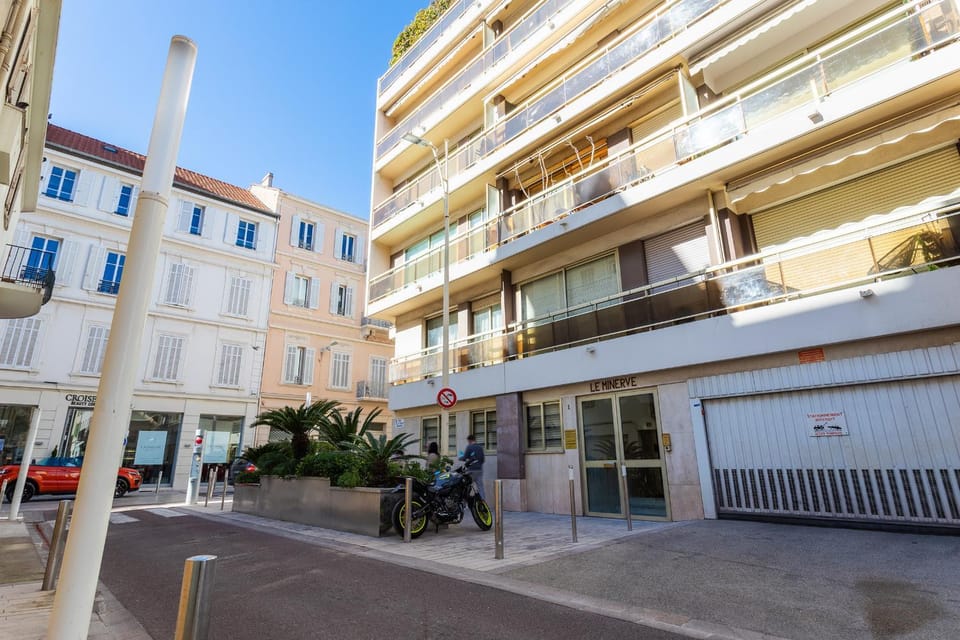 Property building, Facade/entrance, Off site