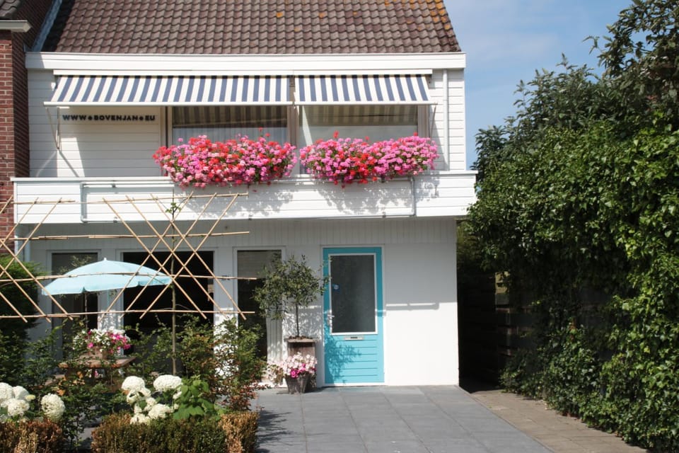 Garden, On-site shops, Beach, Animals