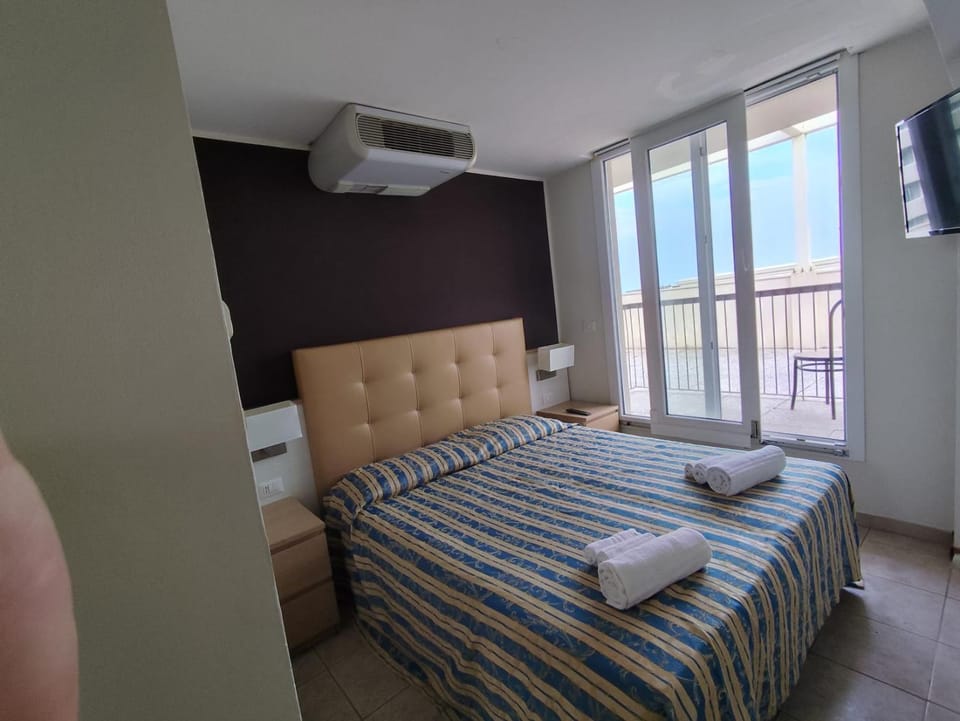 Bed, TV and multimedia, Photo of the whole room, Bedroom, towels, air conditioner