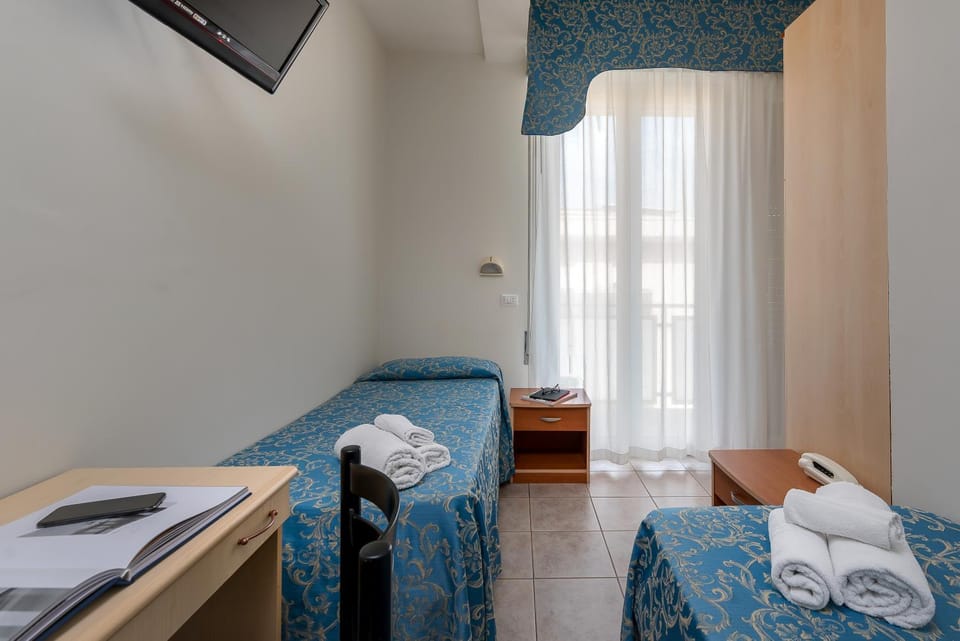 Bed, View (from property/room), Balcony/Terrace, Photo of the whole room, Bedroom, Street view, Area and facilities