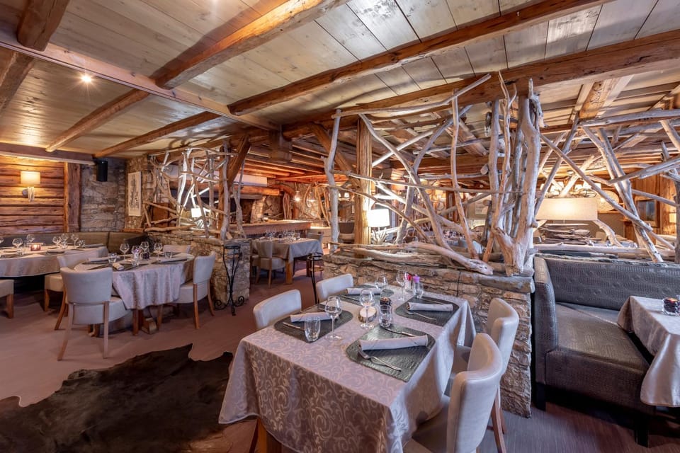 Restaurant/places to eat, Dining area
