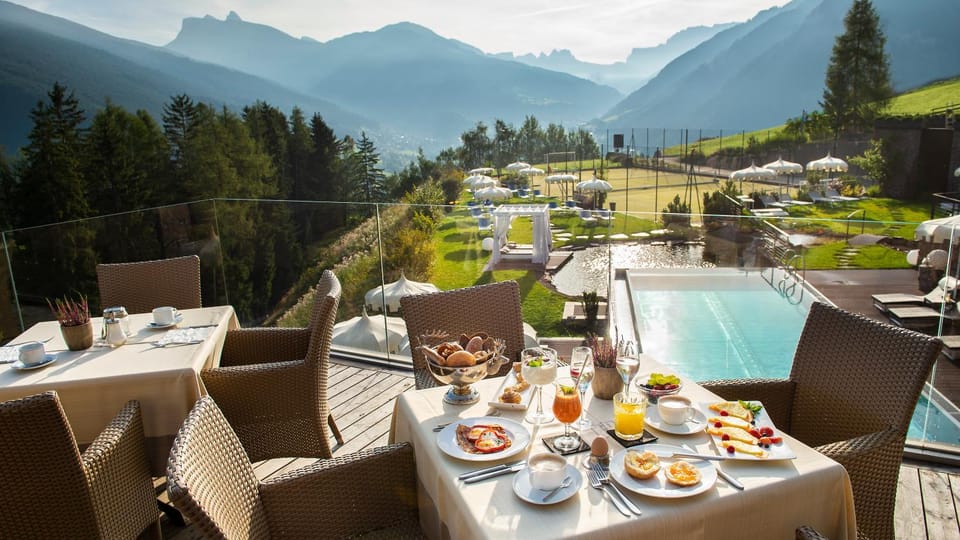 Restaurant/places to eat, Natural landscape, Balcony/Terrace, Mountain view, Breakfast
