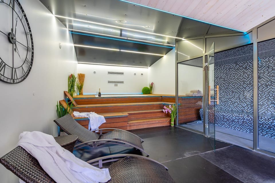 Hot Tub, Steam room