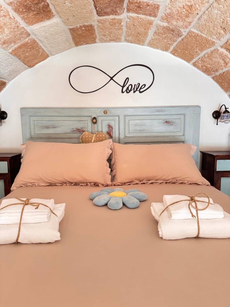 Bed, Photo of the whole room, towels