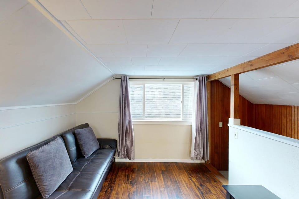 Dolphin 2 House in Rockaway Beach