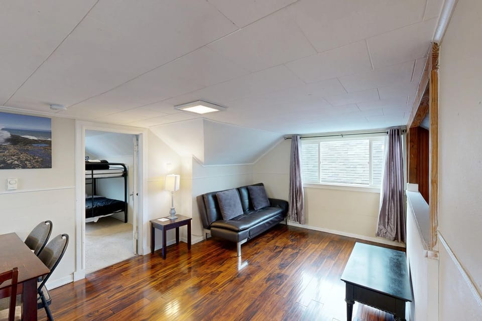 Dolphin 2 House in Rockaway Beach