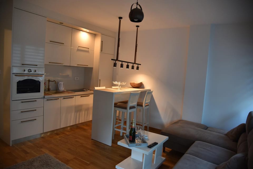 TV and multimedia, Kitchen or kitchenette, Living room, Seating area, Dining area
