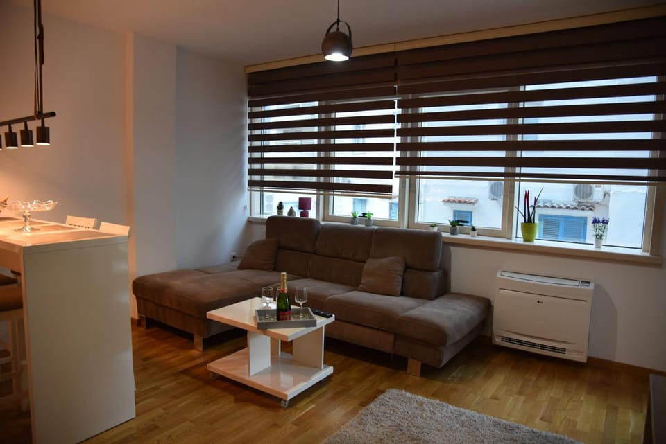 Shower, Toilet, Patio, BBQ facilities, Library, Bathroom, TV and multimedia, Coffee/tea facilities, Balcony/Terrace, Kitchen or kitchenette, Living room, Seating area, Dining area, Bedroom, Street view, Swimming pool, Quiet street view, Bath