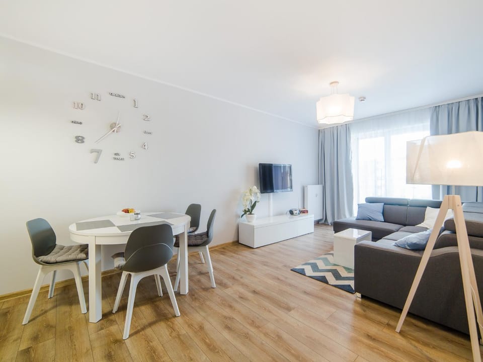 TV and multimedia, Seating area, Dining area