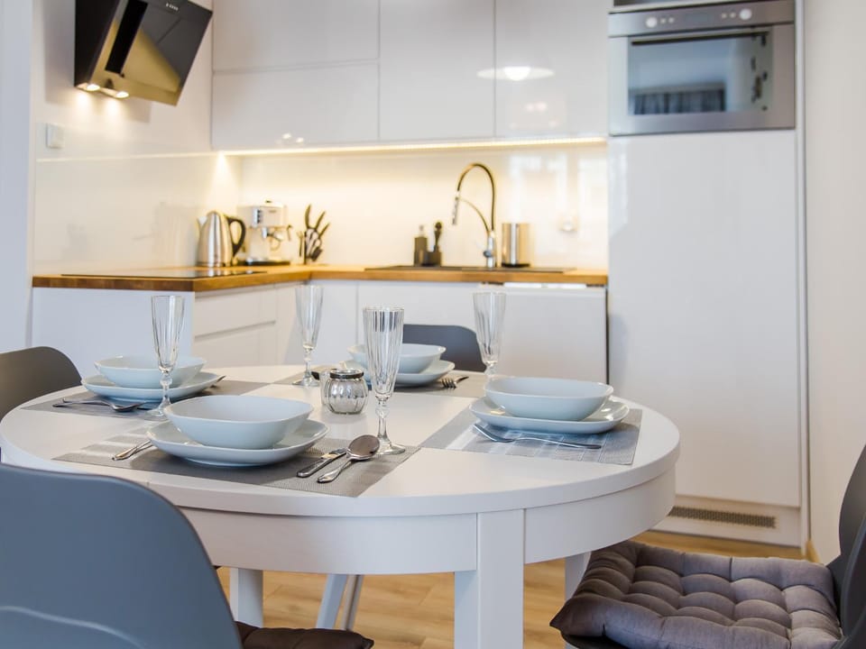Kitchen or kitchenette, Dining area