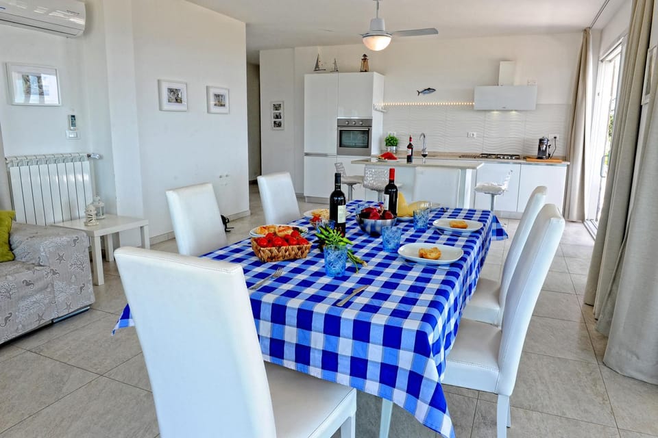 Kitchen or kitchenette, Living room, Seating area, Dining area, pet friendly, stove