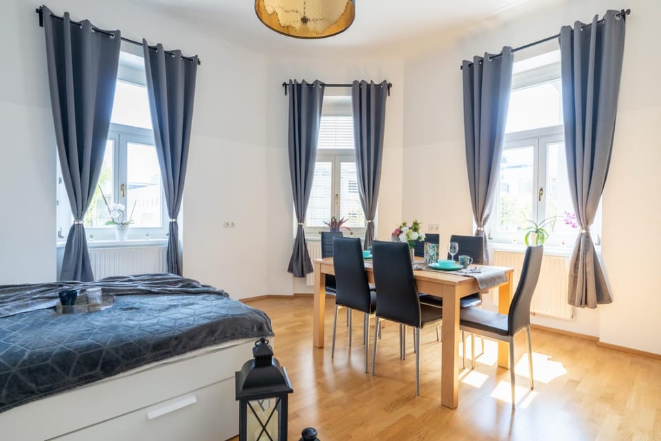 Bed, Dining area, Bedroom, wardrobe