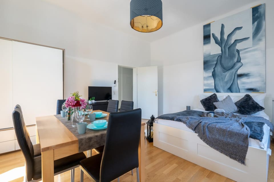 Bed, TV and multimedia, Dining area, Bedroom, wardrobe