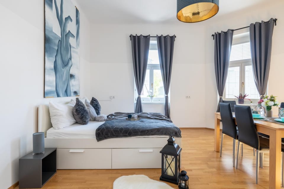 Bed, Dining area, Bedroom