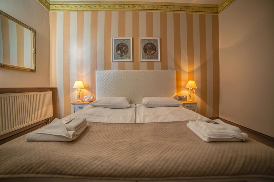 Bed, People, Photo of the whole room, Seating area, Bedroom, Family
