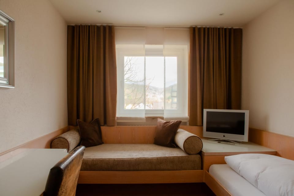 Bed, TV and multimedia, Photo of the whole room, Seating area, Bedroom