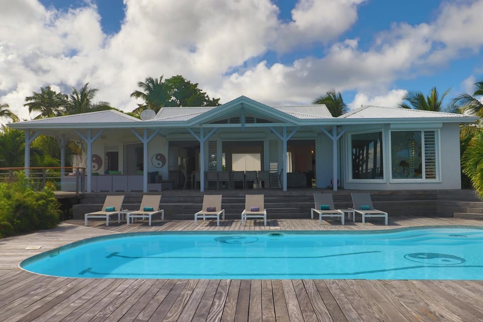 Property building, Patio, Day, Swimming pool, sunbed