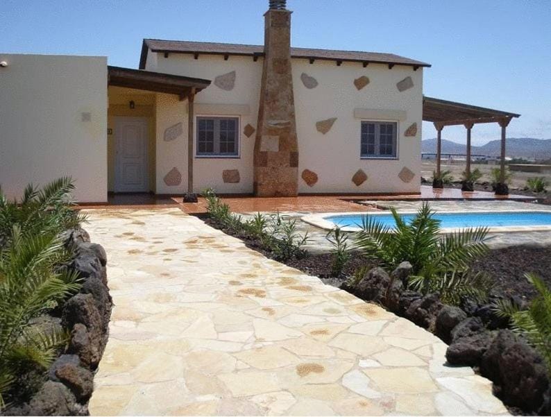 Property building, Day, Swimming pool