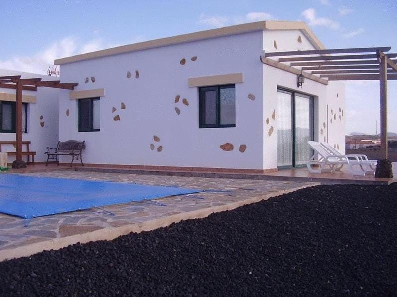 Property building, Day, Swimming pool