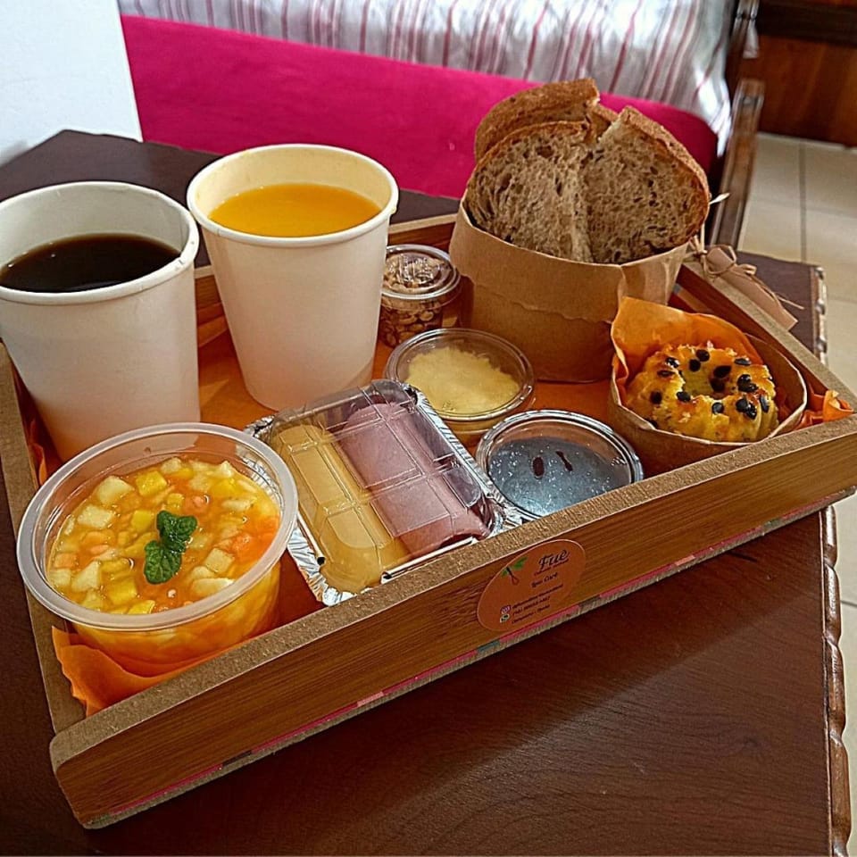 Coffee/tea facilities, Breakfast