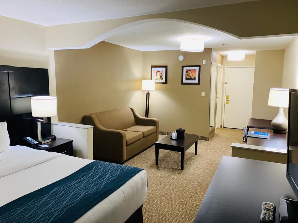 Bed, TV and multimedia, Living room, Photo of the whole room