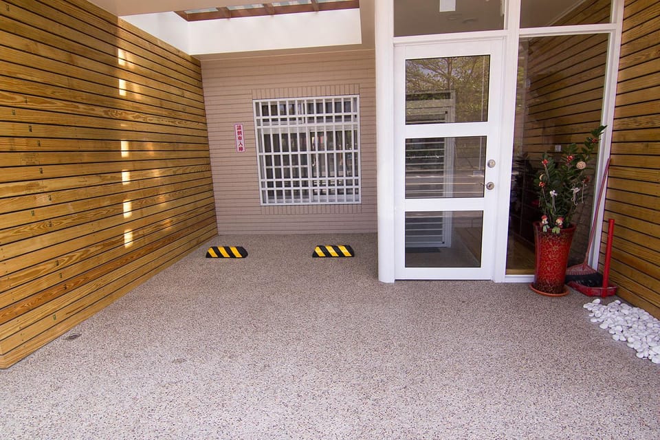 Facade/entrance, Off site