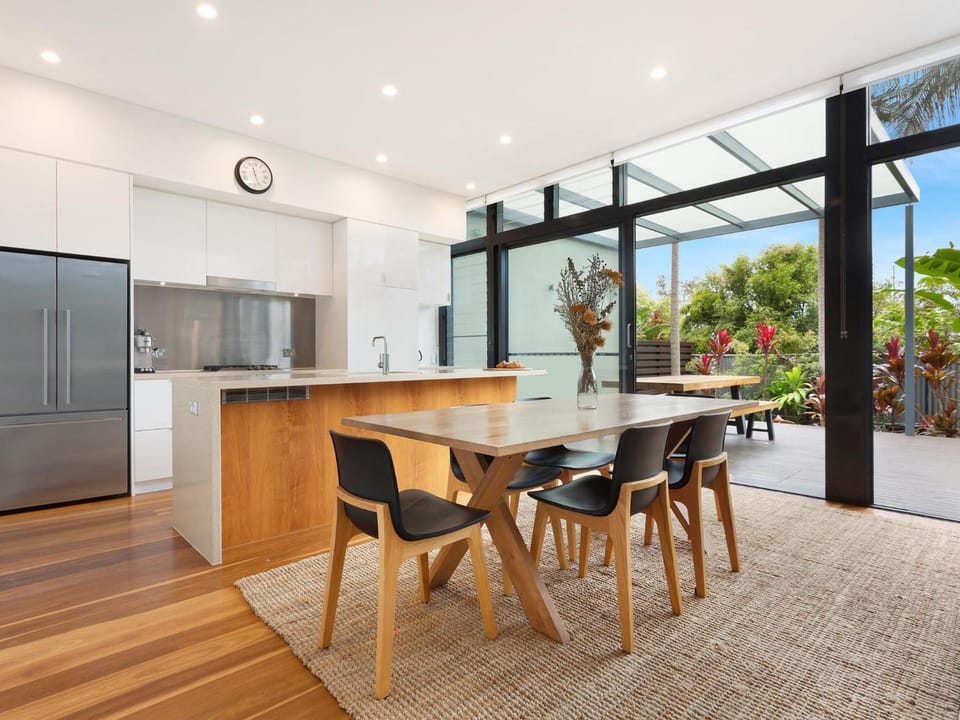 Kiah - nestled between Main & Belongil Beaches House in Byron Bay